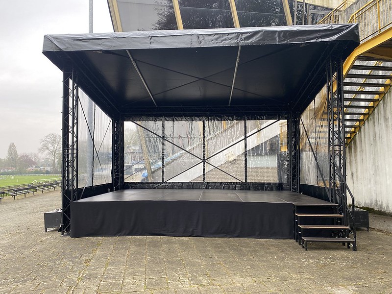 Podium & Stands huren: Mini Flat Roof Podium 4x6x0,8 Overkapping 4,71 x 6,71 [Zwart]